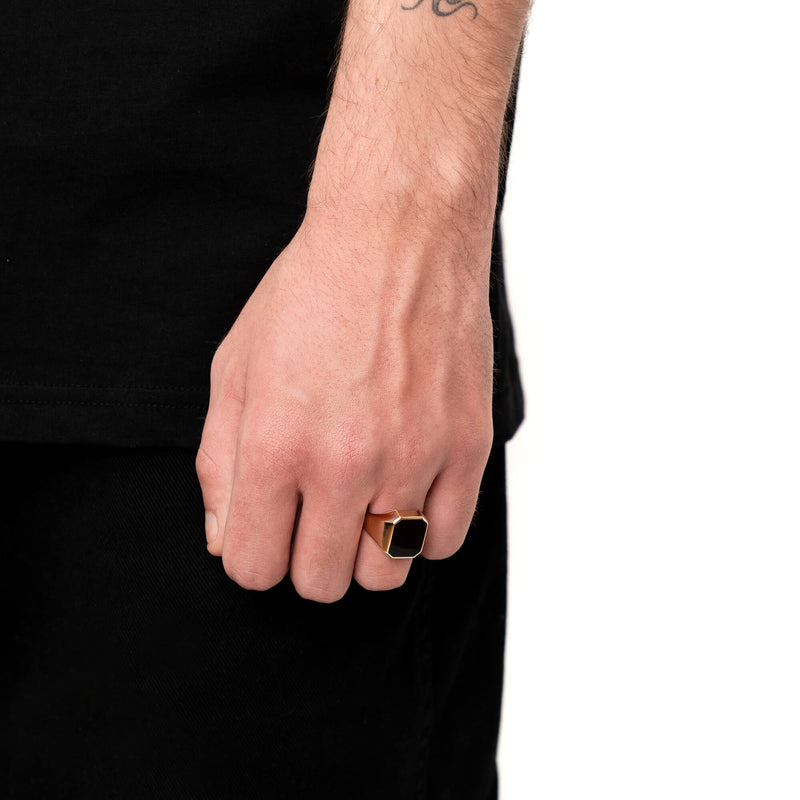 ZEGELRING ONYX ACHTHOEK 585 GOUD