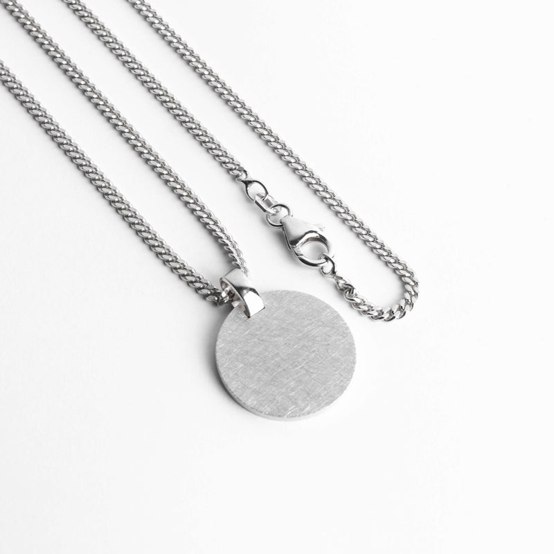 GRAVEERPLAATJE ROND IJSMAT COLLIER 925 ZILVER GERHODINEERD