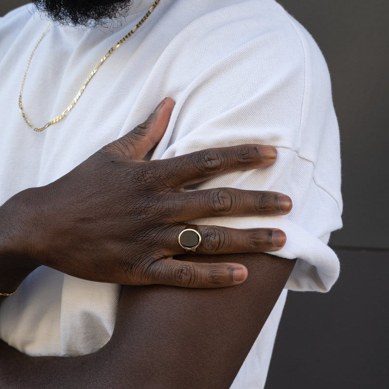 ZEGELRING ONYX OVAAL 585 GOUD