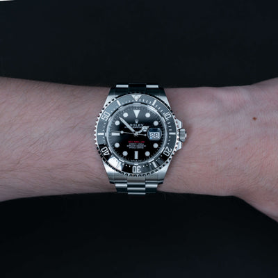 ROLEX SEA-DWELLER ROOD STAAL/KERAMISCH - 126600 - 2023 - VOLLEDIGE SET - VOLLEDIG GELIJMD - NIEUW